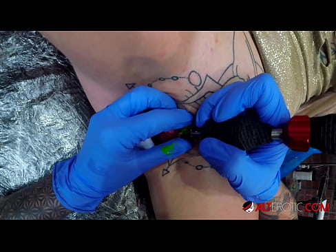 ❤️ Tsis tshua muaj tattooed hottie Sully Savage tau txais tattoo ntawm nws clitoris Porn video  ntawm hmn.yh9n.top%  ib